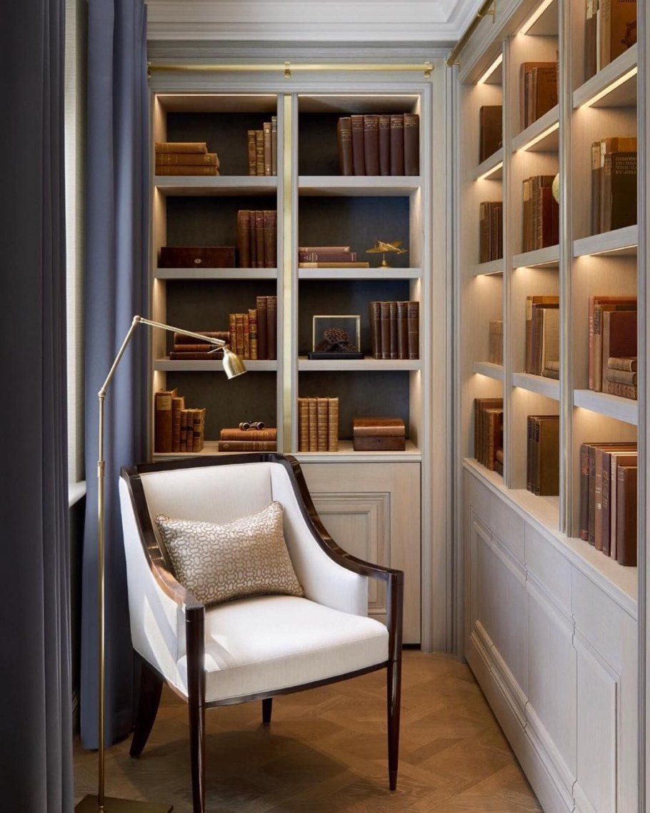 Современный книжный шкаф в интерьере