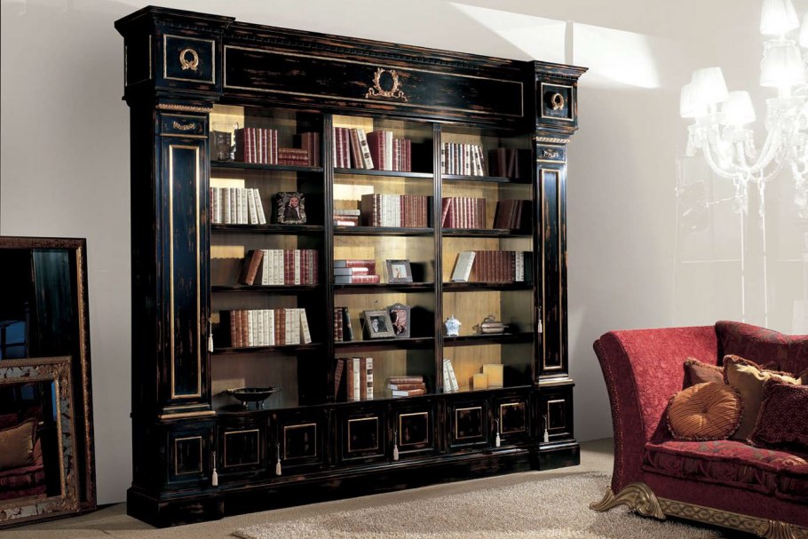 Книжный шкаф в прихожей