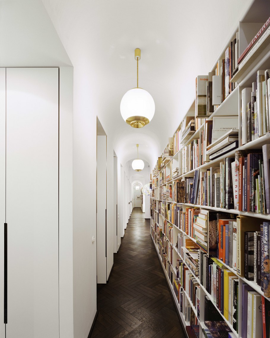 Книжные шкафы в холле квартиры