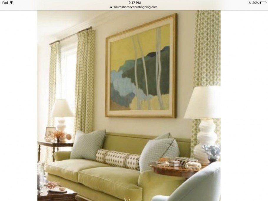 Оливковый диван в интерьере гостиной