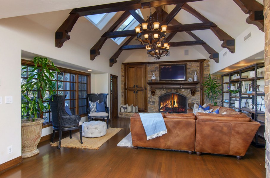 Потолок с балками ранчо