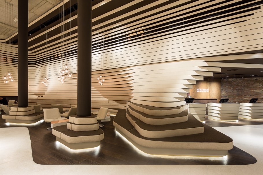 Колонны в общественном интерьере