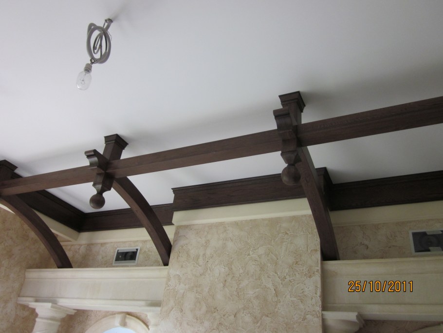 Деревянные балки по периметру потолка