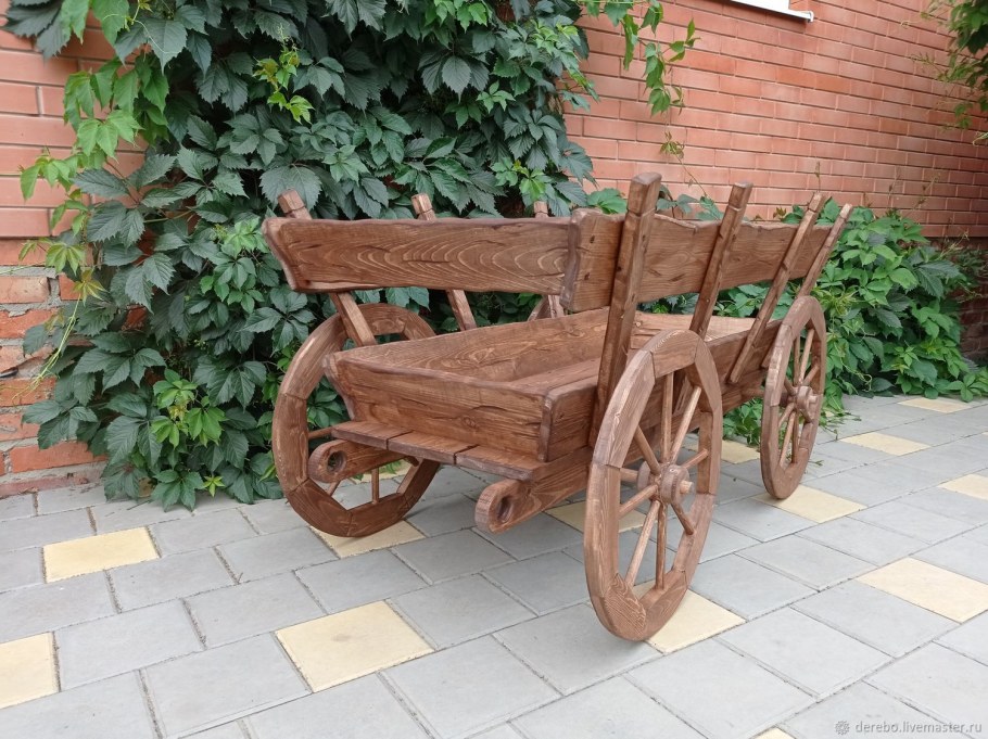 Деревянная телега для сада