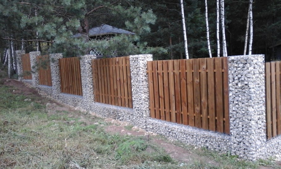 Забор из габионов и дерева