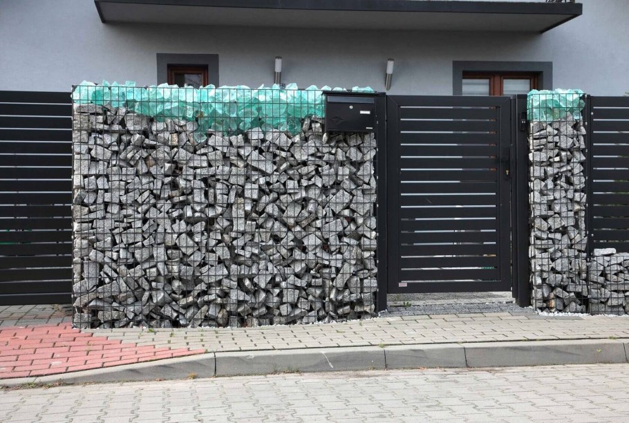 Откатные ворота с габионами