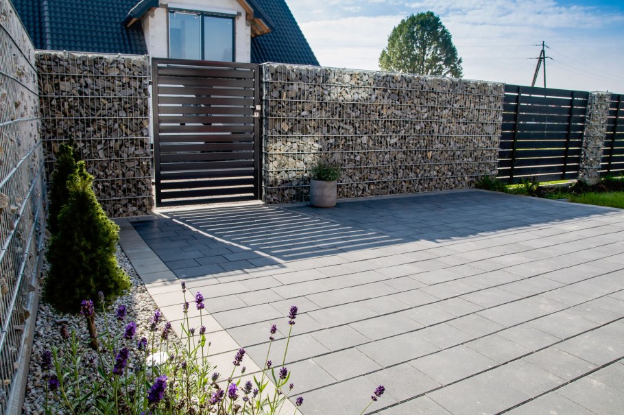 Забор из габионов с откатными воротами