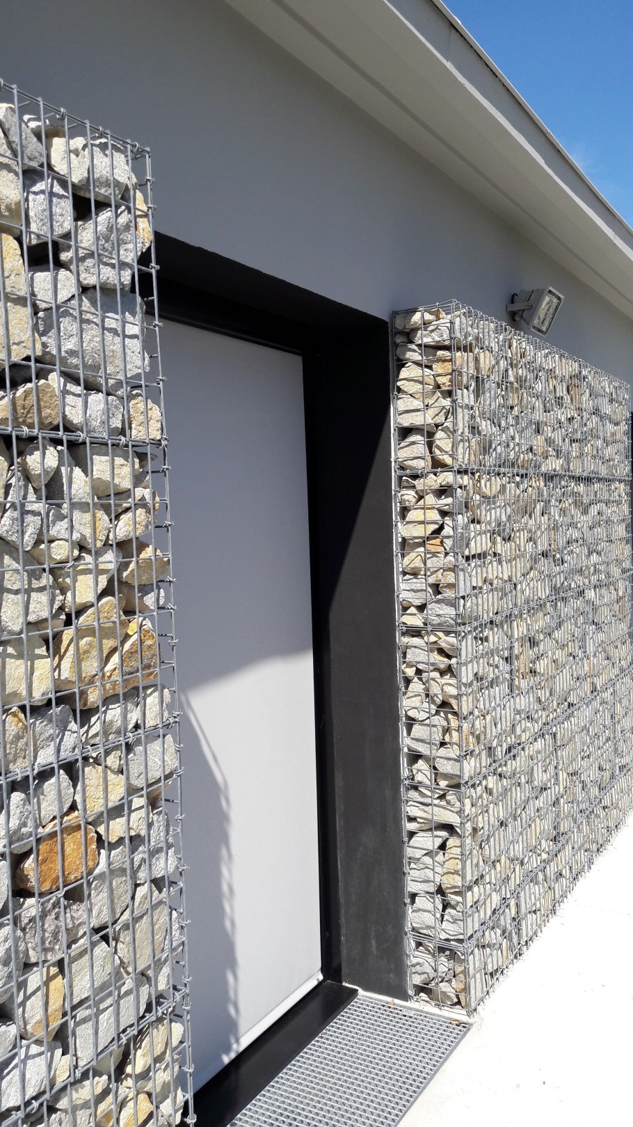 Габион в интерьере кафе