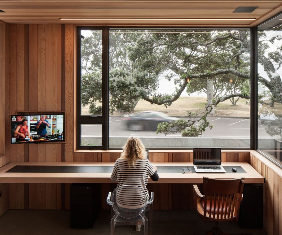 Кабинет с большим окном