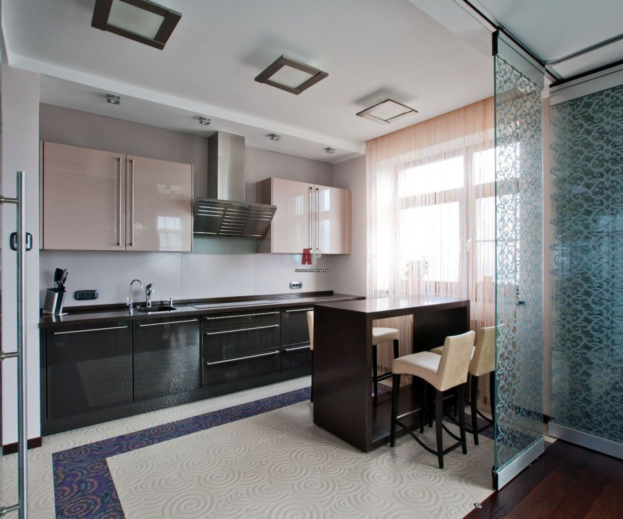 Стеклянная перегородка в кухне гостиной