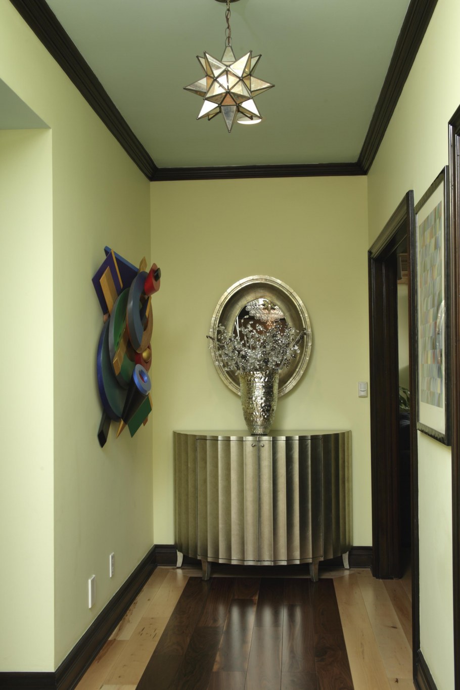 Прихожая в оливковых тонах