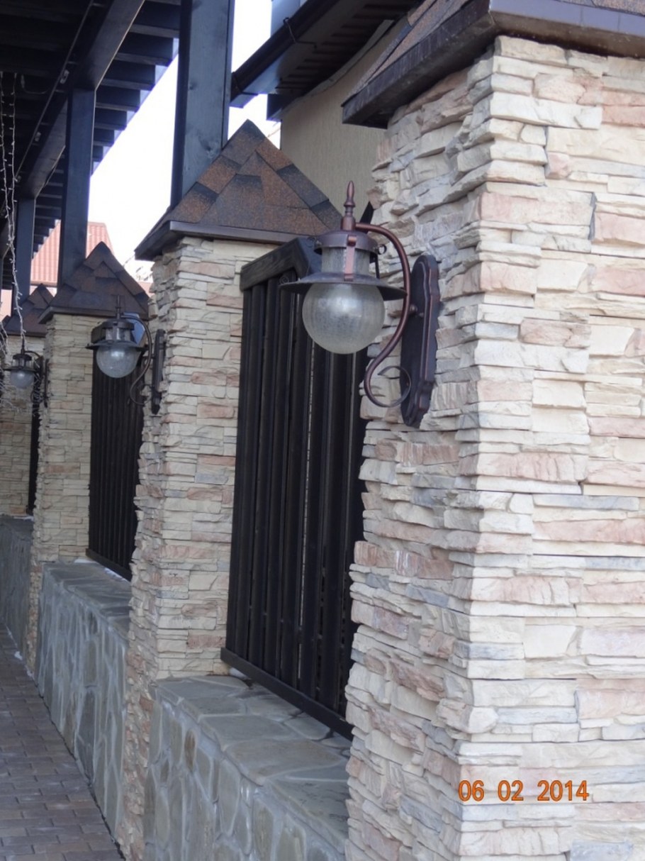 Отделка уличных колонн декоративным камнем