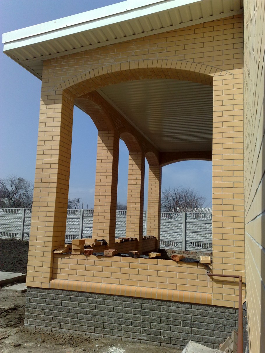 Веранда с кирпичными колоннами