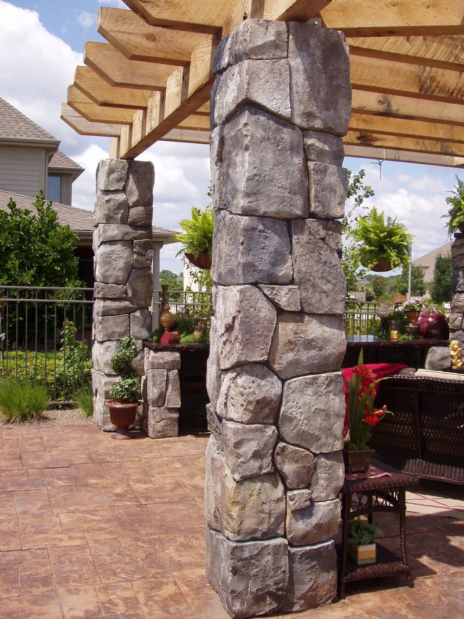 Колонны из природного камня