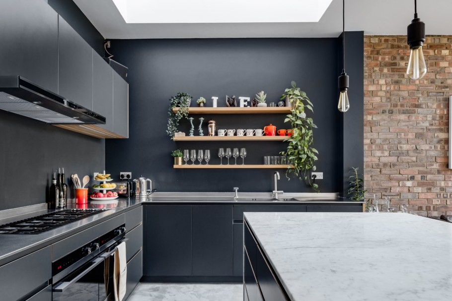 Интерьер кухни в серых тонах с яркими акцентами