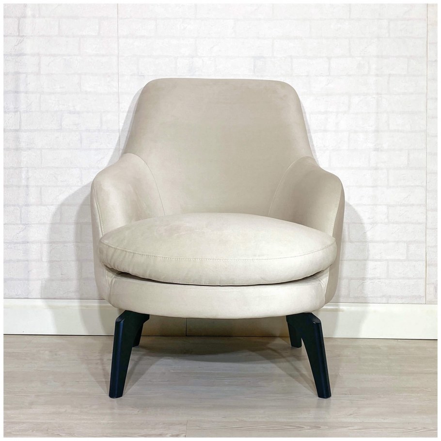 Кресло в интерьере ванной комнаты