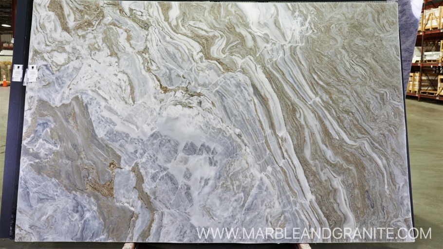 Мраморные обои в комнате Леруа Мерлен