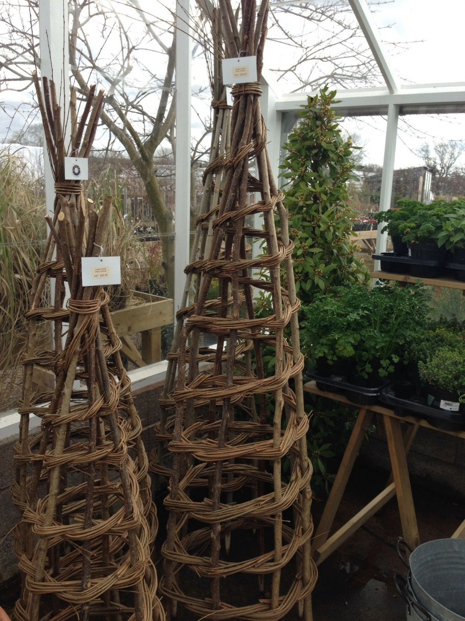 Клумба из плетня