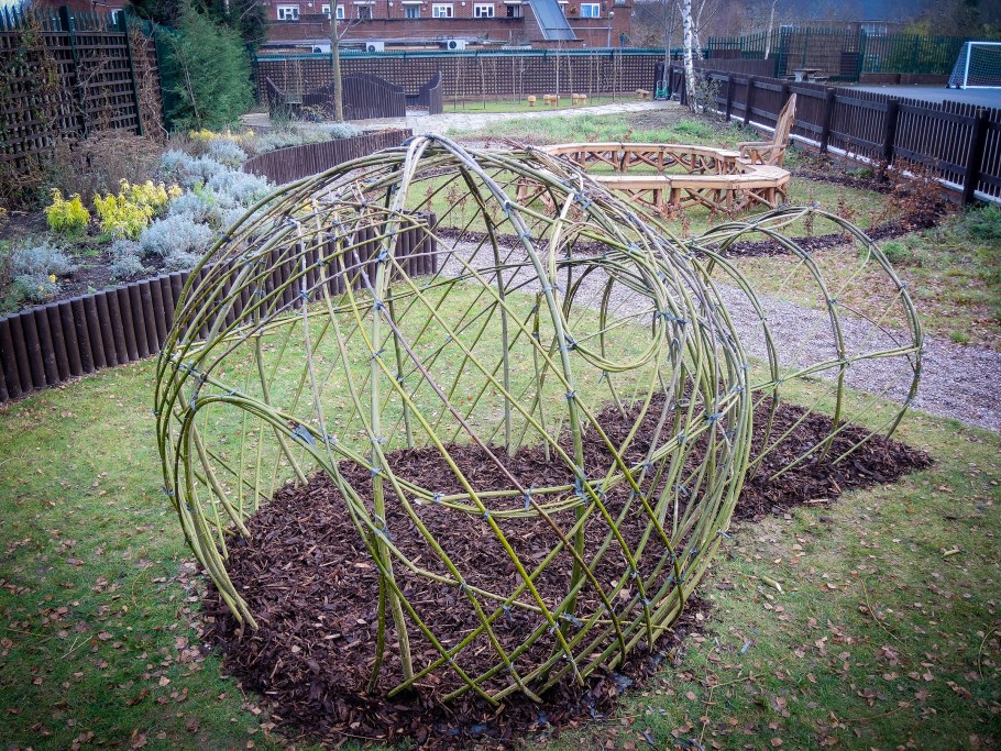 Клумба в виде корзинки