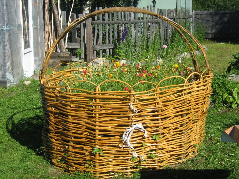 Клумбы из ивовых прутьев