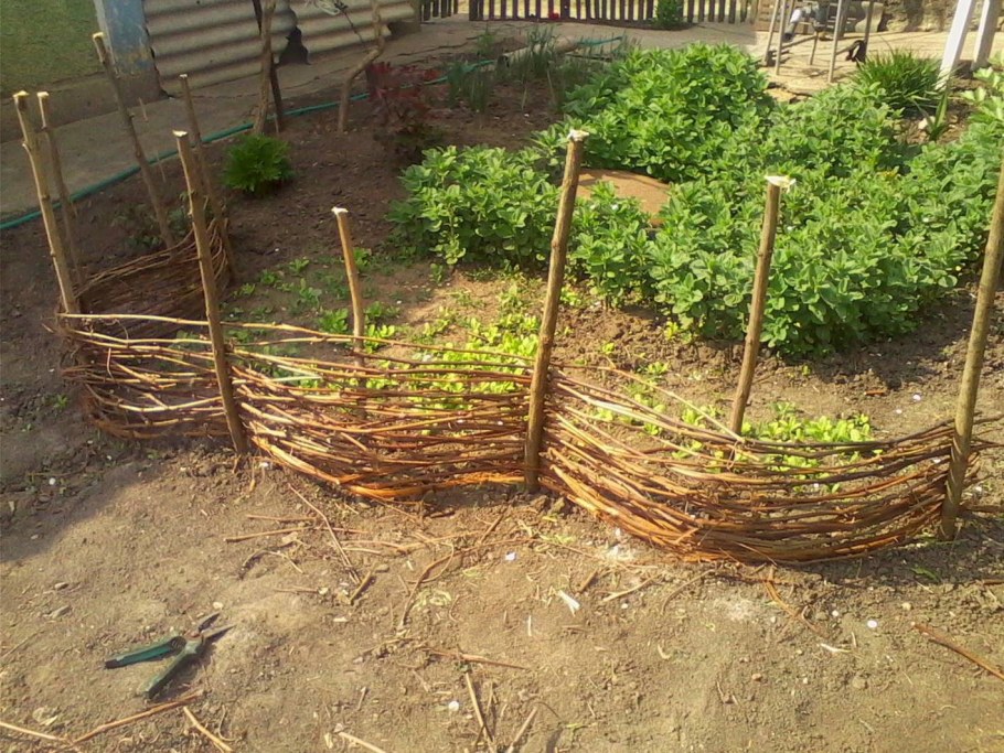 Клумба из прутьев