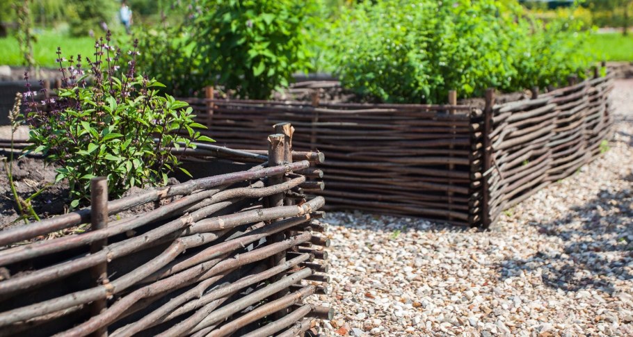 Плетеная клумба овальная