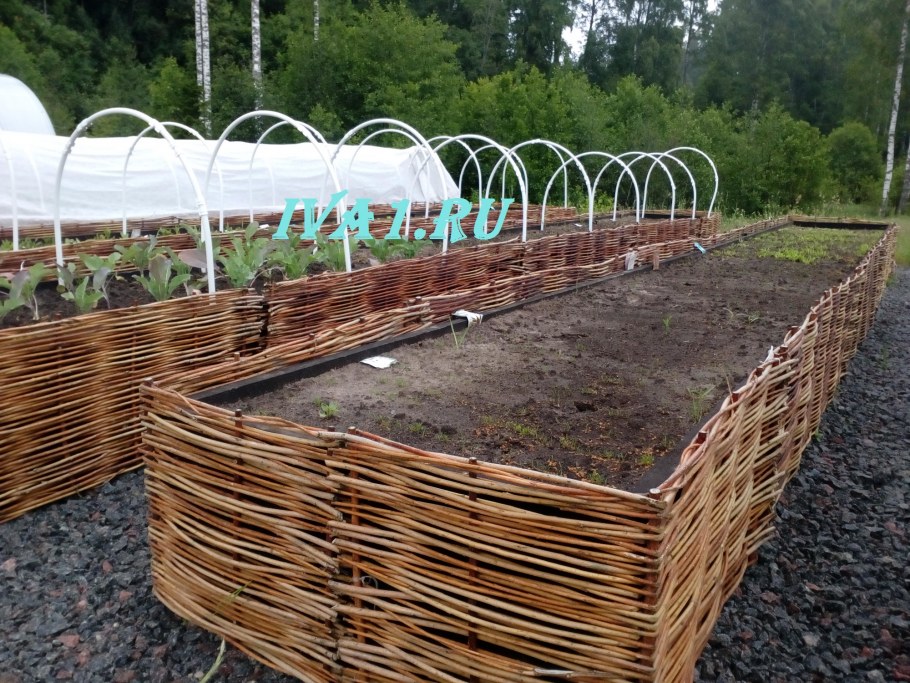 Плетеный заборчик для клумбы