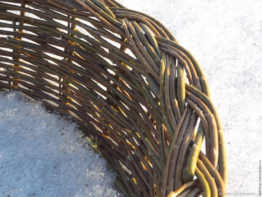 Клумба в плетеной корзине