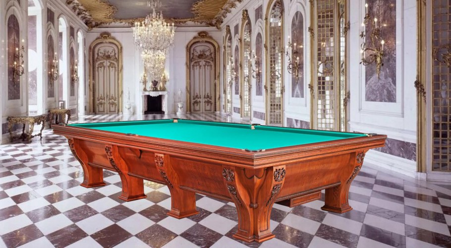 Старый круглый стол для бильярда