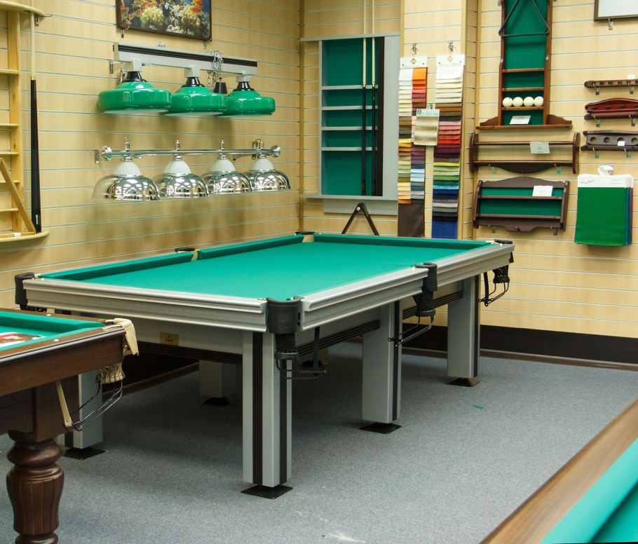 Бильярдная комната в деревянном доме