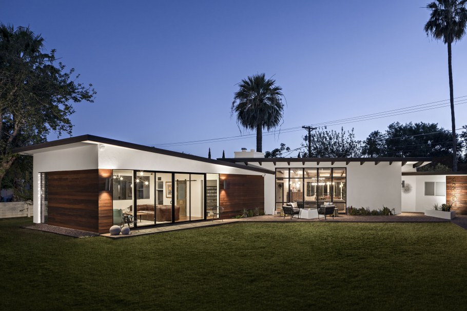 Длинное одноэтажное здание