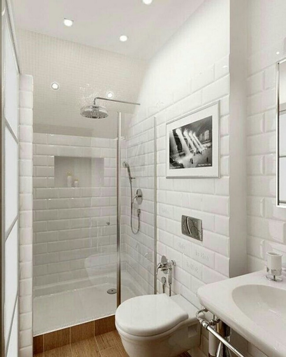 Ванная с белой плиткой