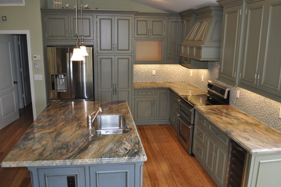 Серая кухня со столешницей под мрамор