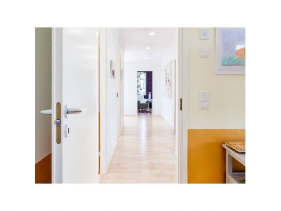 Финская дверь серая крашенная с притвором RAL 7040