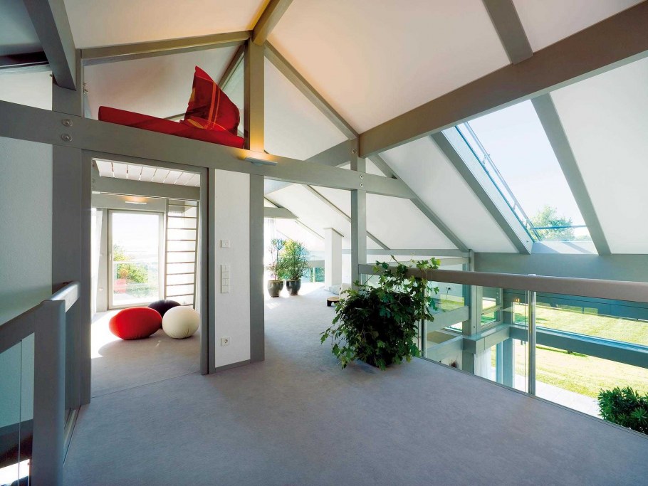 Дом с высокими потолками и панорамными окнами