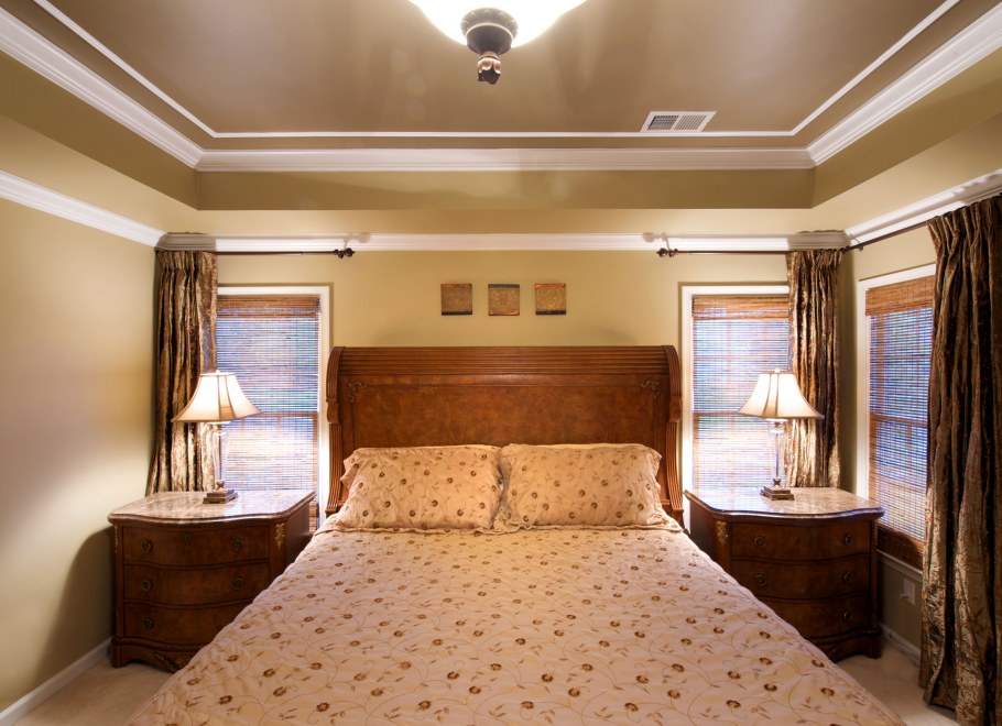 Потолок из гипсокартона в бревенчатом доме