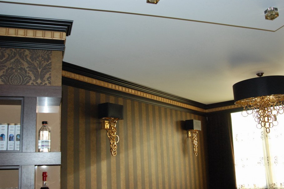 Потолочный карниз цветной в интерьере