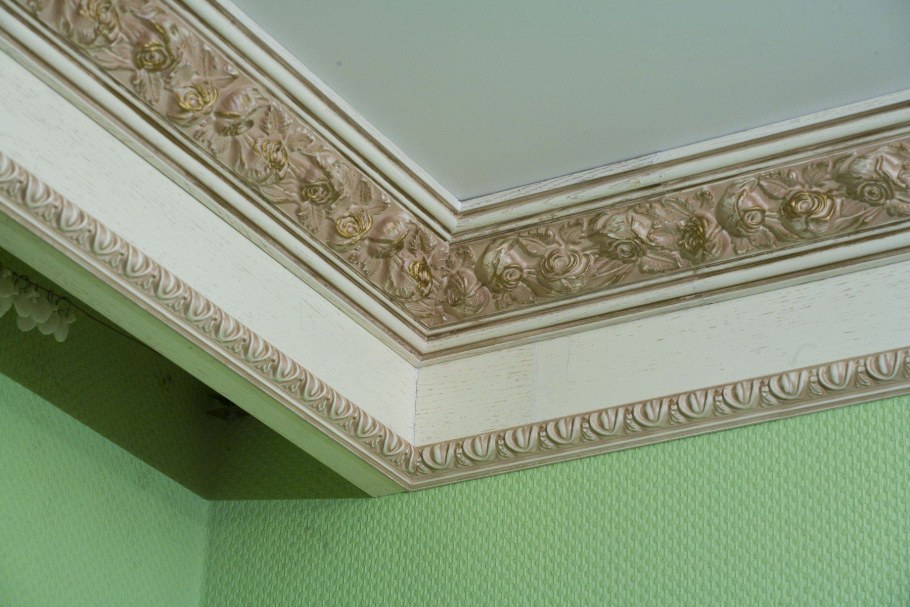 Узор на потолке из плинтусов