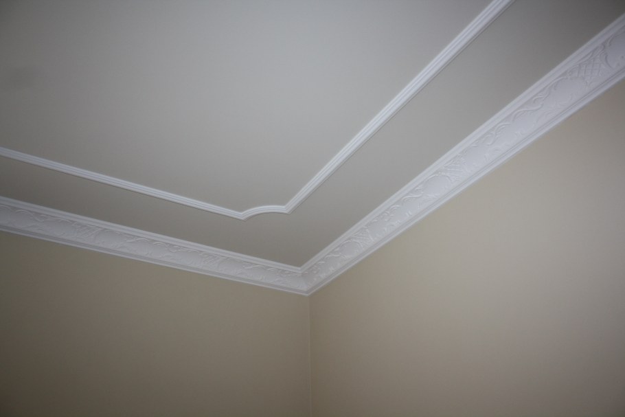 Плинтус на двухуровневом потолке