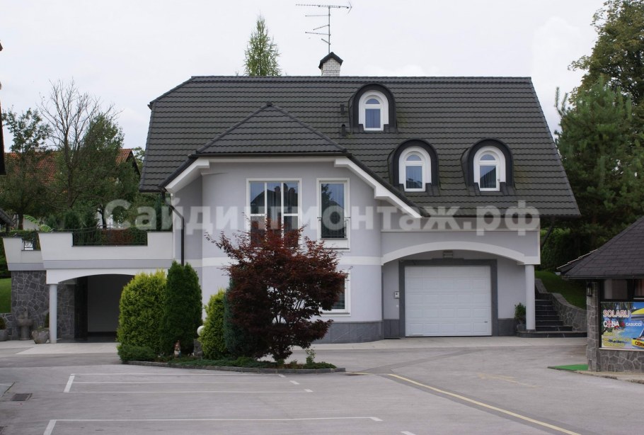 Дом с серой крышей