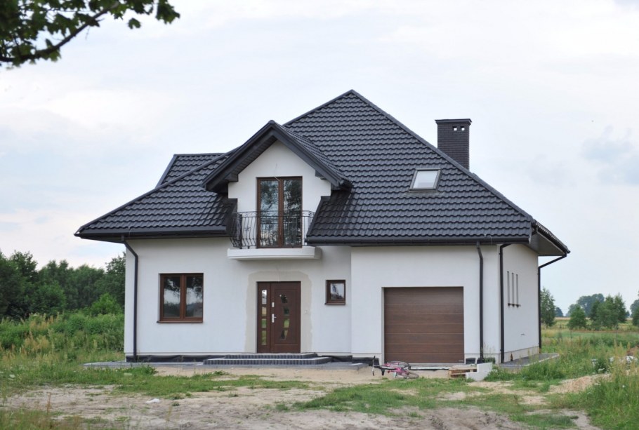 Светлый дом с темной крышей