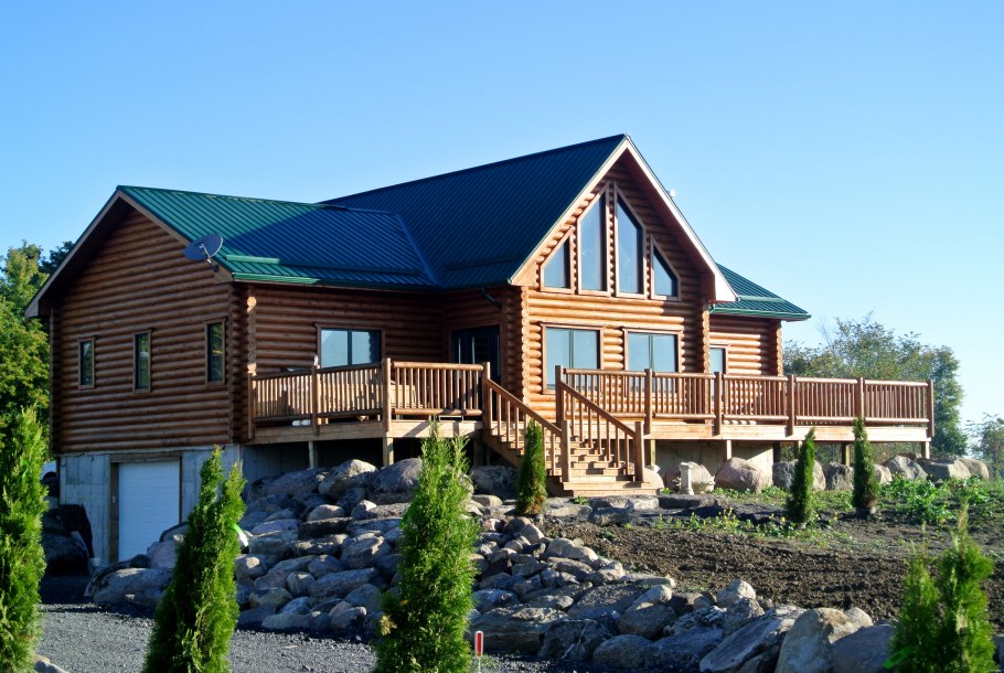 Деревянный дом с зеленой крышей