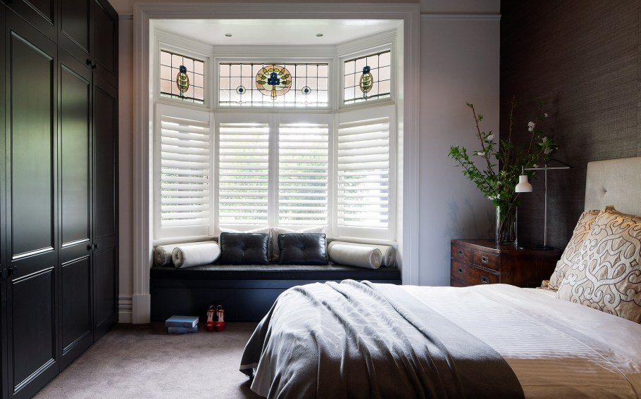 Спальня с эркерными окнами