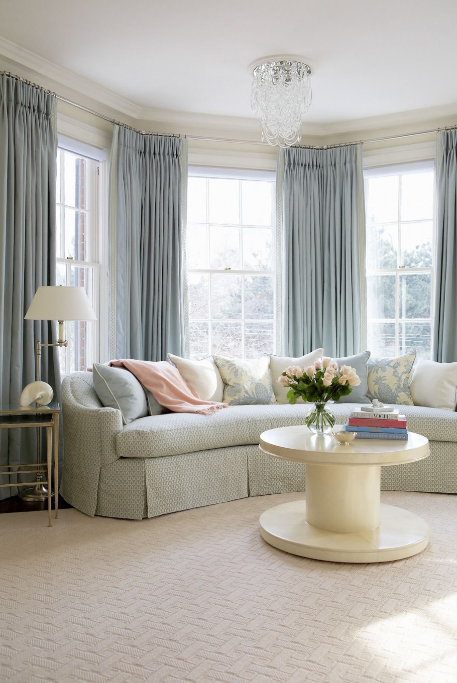 Гостиная с эркером