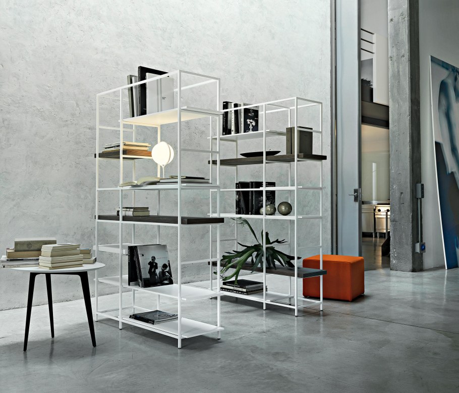 Металлический стеллаж в интерьере