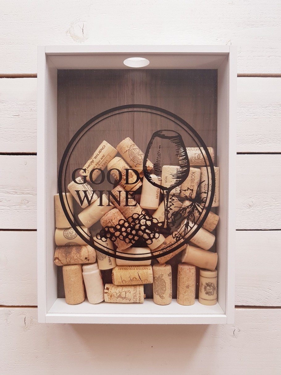 Панно из винных этикеток