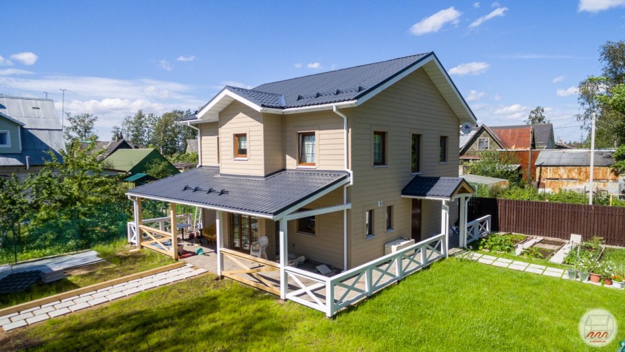 Двухэтажный дом с открытой террасой