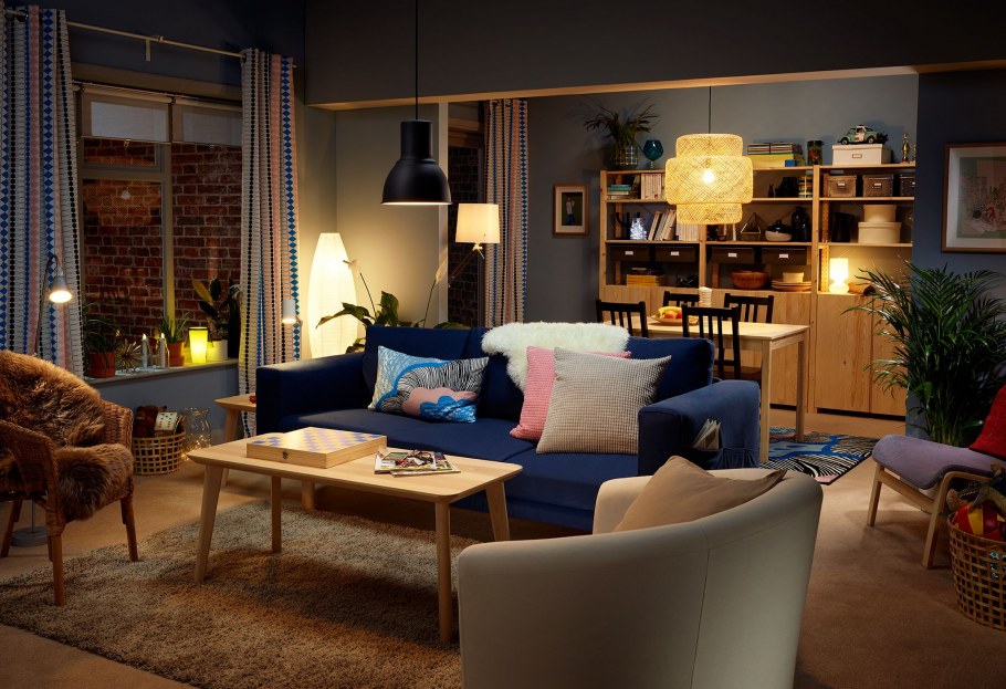 Уютная гостиная вечером