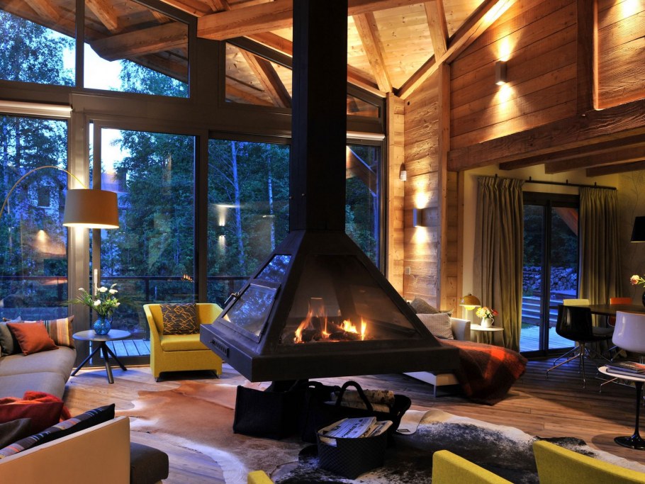 Уютная комната с камином