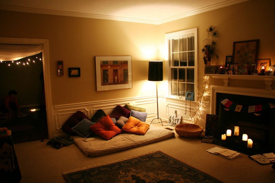 Приглушенный свет в комнате